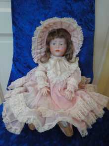 Antique doll with closed mouth, a lovely Marie 101, made by Kämmer & Reinhardt, dated about 1909.