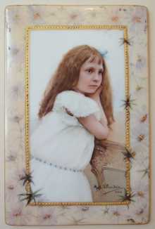 Antikes Portrait, ein liebliches Mädchen mit nachdenklichem Gesichtsausdruck und langem Haar, signiert und datiert 1902.
