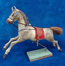 Antikes Miniatur Pferd aus Holz, um 1900.