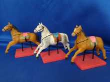 Drei antike Miniatur Spielzeug Pferde, um 1900.
