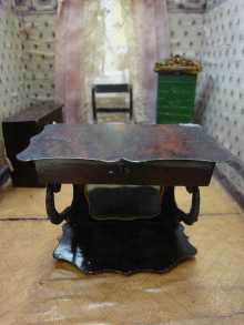 Ein antikes Puppenstuben-Möbel, um 1890. Rock & Graner.