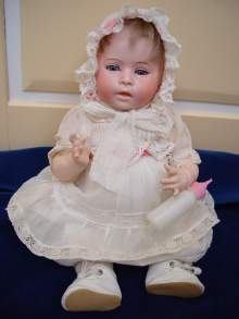 Antike Porzellankopfpuppe, seltenes Charakterbaby von Swaine & Co, um 1910. Antique bisque head doll, rare characterbaby by Swaine & Co., made about 1910.