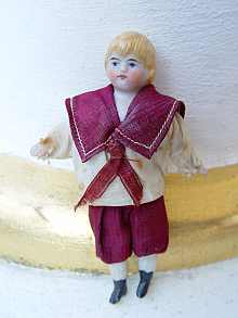 Antike Puppenstubenpuppe, kleiner Junge aus Biskuitporzellan, um 1900.
