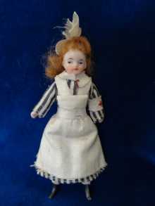 Antike, kleine Puppenstuben-Krankenschwester, original alt bekleidet, um 1900.