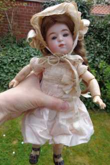 Antike Porzellankopf-Puppe, verträumtes Mädchen mit geschlossenem Mund, um 1900.